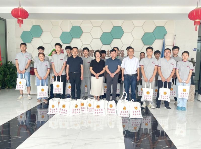 夏日送清涼，關(guān)懷沁人心——安巢經(jīng)開區(qū)總工會(huì)赴中顯夏送清涼，關(guān)愛職工